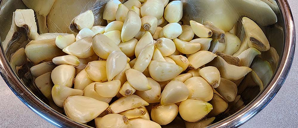 Peeled garlic after bowl shaking method.