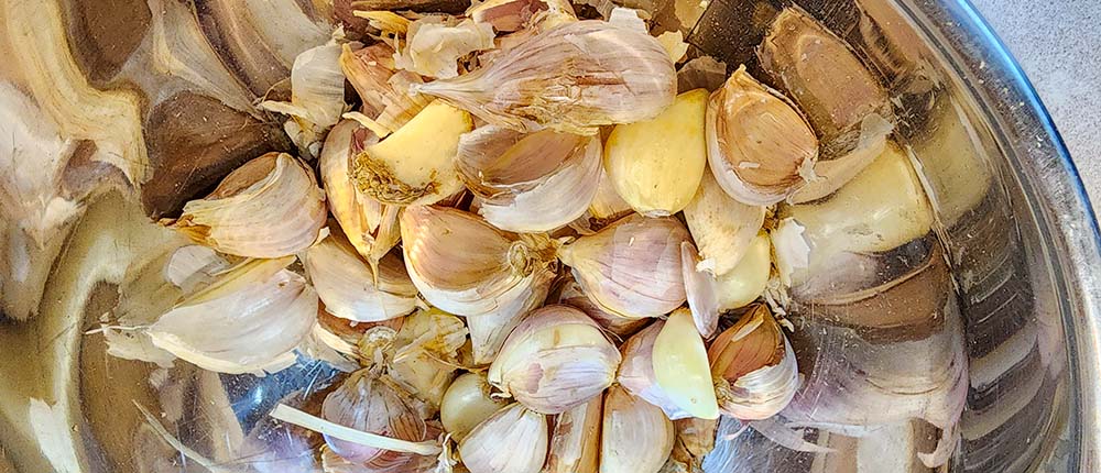 Bowl shaking method of peeling garlic.